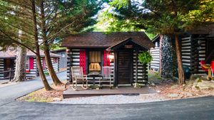  Log Cabin, Lodges Asheville NC, Asheville Lodges, Lodge Asheville North Carolina, Wooden Cabin Rental, Historic Cabin Rental